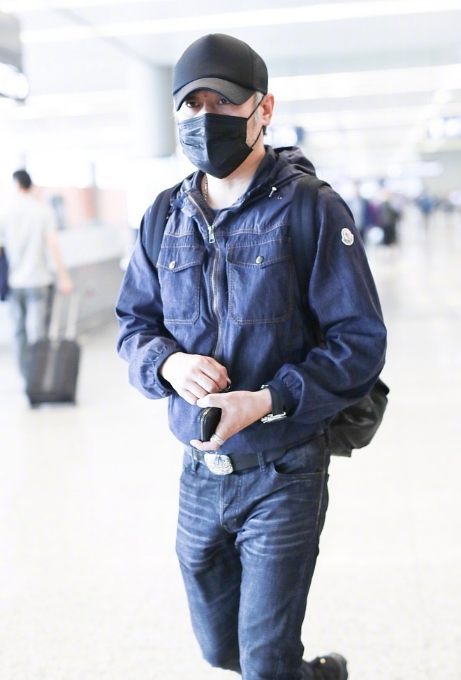 吴秀波牛仔装扮少年,却被肚子出卖,几十岁了不