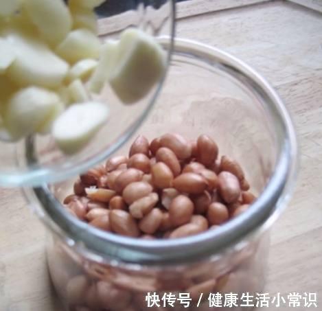 懒人速减妙招,花生和它泡着吃,3天排毒治便秘,20天瘦25斤,用