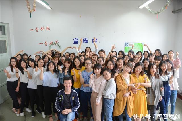 117名女生簇拥全班唯一男生,除了羡慕,我们还