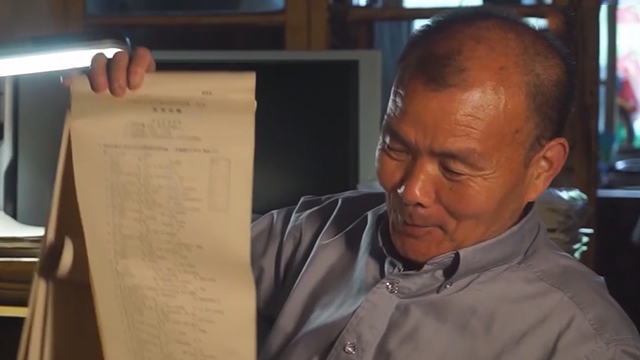 《1810我看行》20170531七旬老人收藏高考试卷