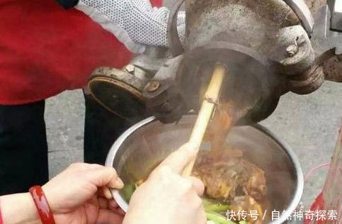 农村大妈将鸡放进老式爆米花机中,1天收入纯利润1000元!