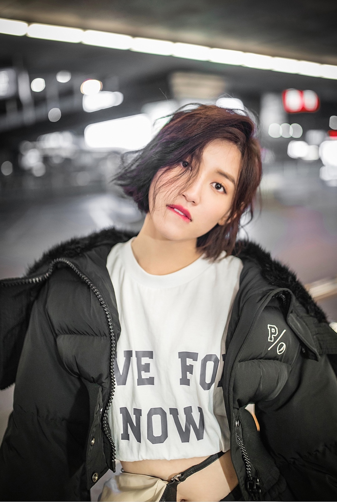 苏青机场街拍表情鬼马 羽绒服上身潮范儿十足