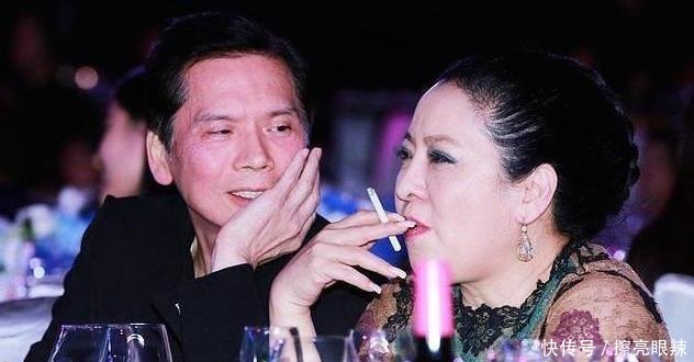 大佬向华强有钱有势,在香港美女如云的时代,为