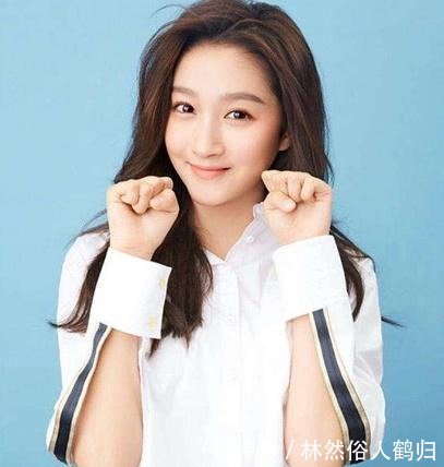 关晓彤帮鹿晗系鞋带,是不是爱的太卑微?网民: