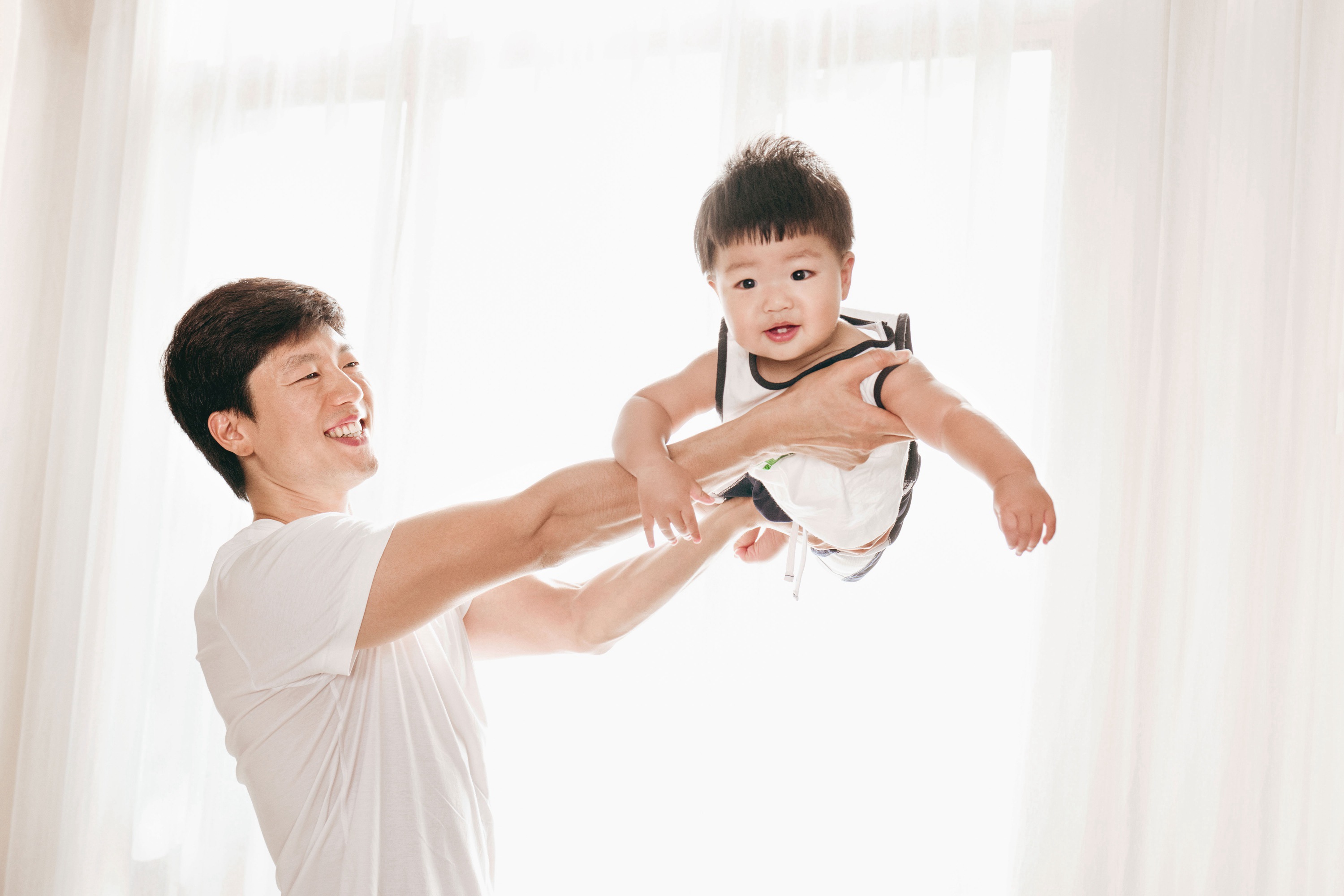 凌潇肃全家福儿子“秀肥肉” 激萌可爱网友已成肉粉