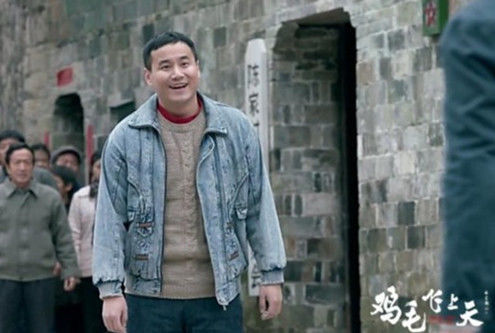 饰)变身陈江河(张译饰)忠实小跟班,号召陈家村村民一起"变废为宝",造