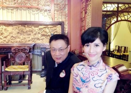 与冯小刚深陷夜宿门后事业家庭尽毁，这位女主持放飞自我周旋于多位富豪男友之间