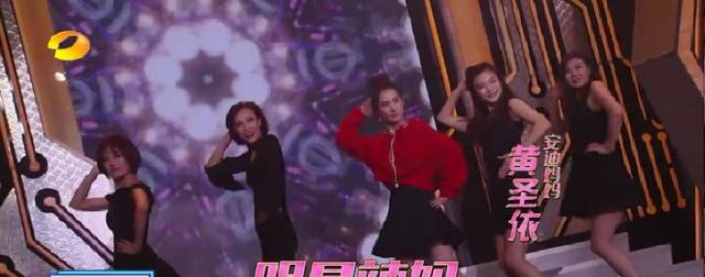 同样都是露肩装,37岁的霍思燕显年轻,35岁的黄