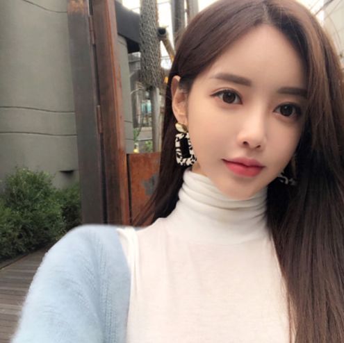 孙允珠水晶玲珑细针织开衫穿搭 最美不过,秋天