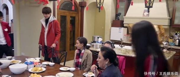 郭碧婷去厨房做饭,向佐一边笑一边看着她,很甜