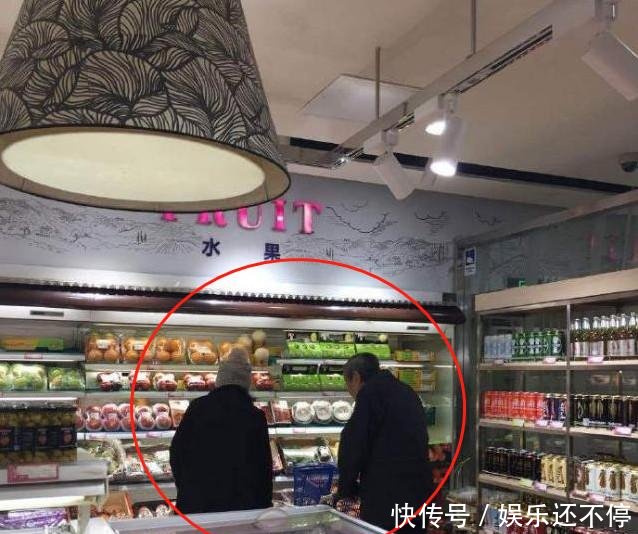 96岁杨振宁陪翁帆逛超市,杨教授帮太太推购物