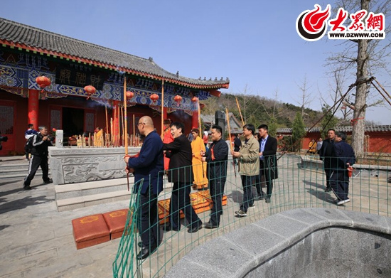 核心提示:在日照市涛雒举行的天台山财神庙会热闹非凡,香客们祭祀祈福