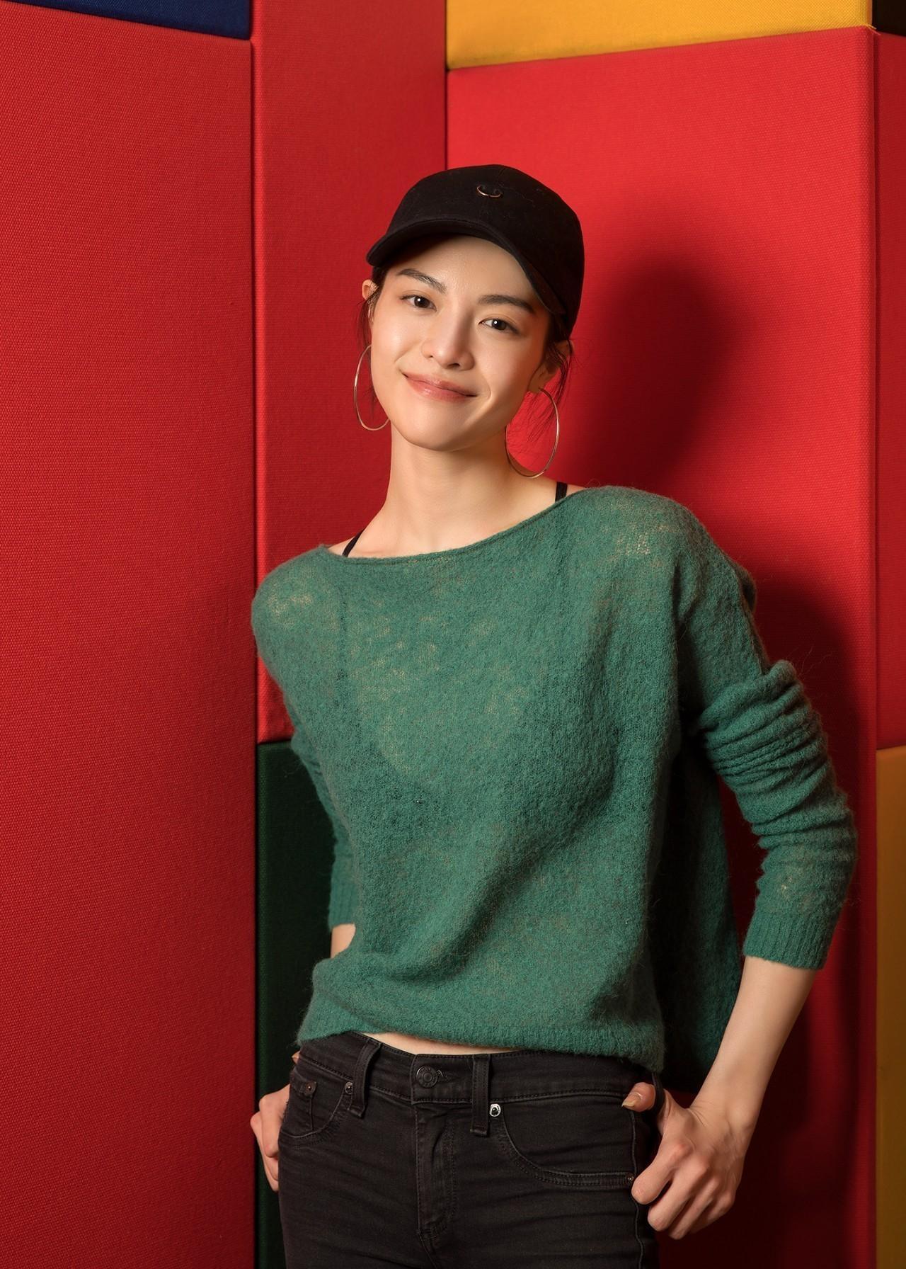 钟楚曦:被舒淇称赞荧幕最美,美艳高级脸配细长的柳叶眉好不漂亮