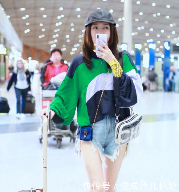 秦岚为秀长腿,短裤挖了两个大洞走机场,网友真