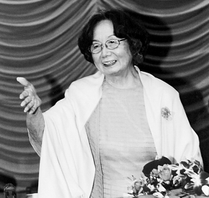 叶嘉莹将几百万言的丰硕果实奉献给了中华大地,如今她已是桃李满天下.