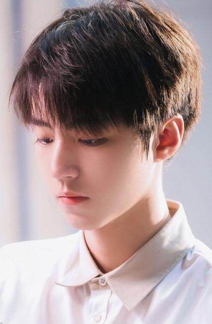 日本偶遇王俊凯喂鹿,戴着眼镜,斯文安静,如漫画