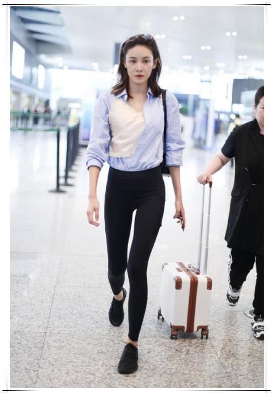 看了张蓝心穿打底裤,再看关晓彤,网友:吓得我赶