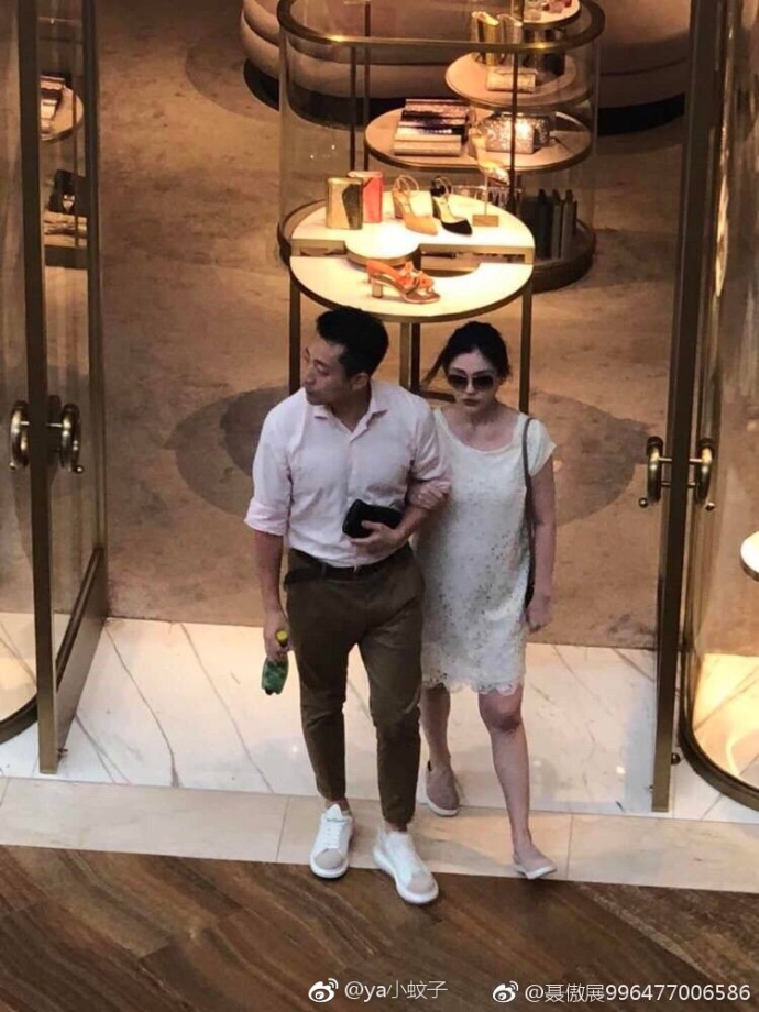 身穿白色短裙的大s身材纤细,小v脸精致美丽,她还和老公汪小菲挽手行走