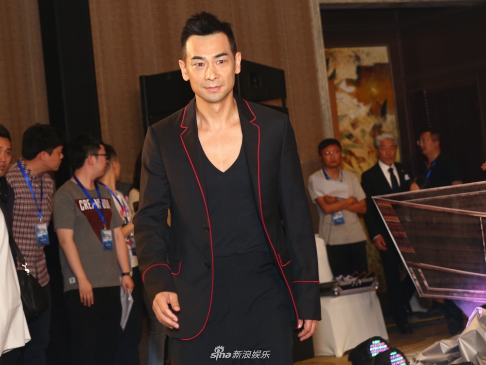 胡军现身赵文卓新片首映 穿自己原创男装品牌帅气亮相