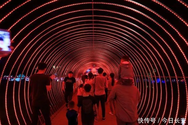 城魔了!西安昆明池鹊桥灯光秀,美炸天