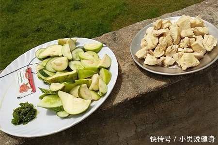 肌肉小伙不去健身房锻炼,自己造简易器械锻炼