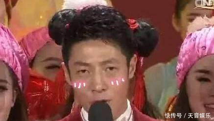 明星错位照:鹿晗牵手热巴,赵薇坐王俊凯大腿,周