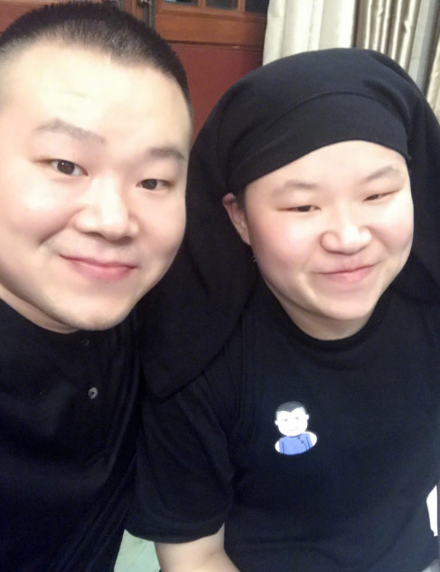岳云鹏与撞脸的妹子合影 简直"两个小岳岳"!