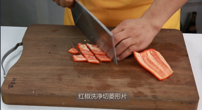 蒜香牛仔骨的做法,那香喷喷的味道啊,三碗饭我包了