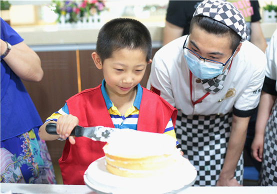 揚子晚報進校園 西點體驗展笑顏(圖6)