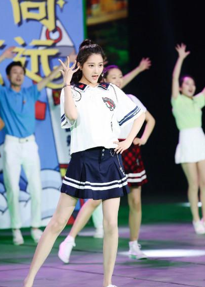 关晓彤穿短裤裙,尽显逆天大长腿,秒杀佟丽娅,有