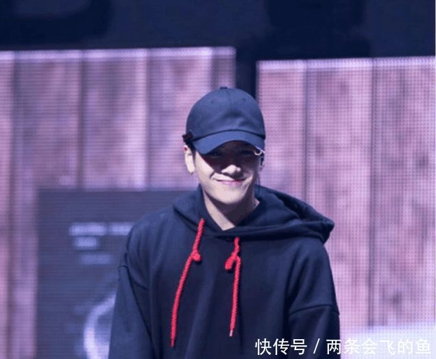 原来卫衣上的带子还能这么玩,真是太有创意,