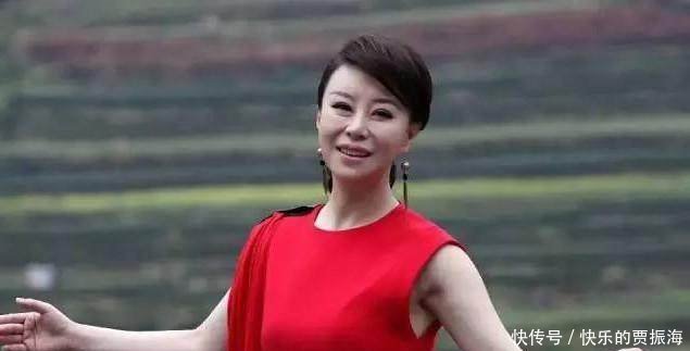 因一首歌红遍全国,八次登上春晚舞台,却被大四