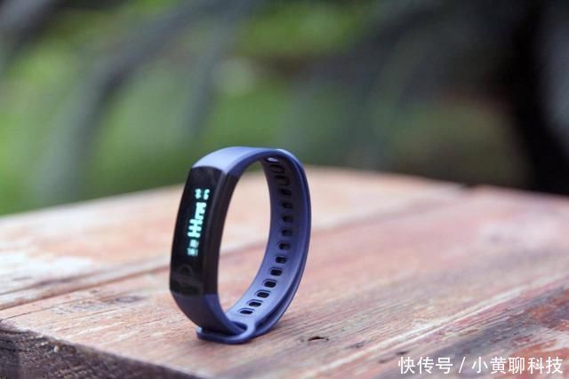 小米手环3信息频频曝光,网友:这不就是荣耀手