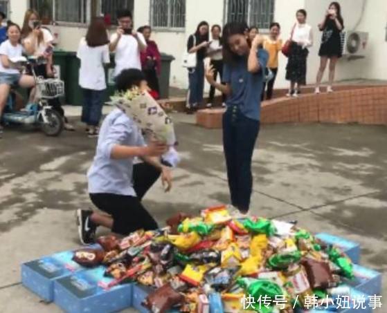 小伙用一堆零食向女友求婚成功，吃货的世界就是这么简单！