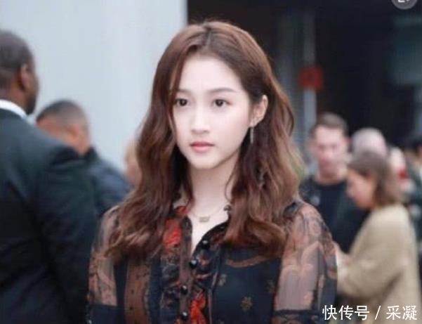 关晓彤的吻给了谁竟然在大街上亲了起来