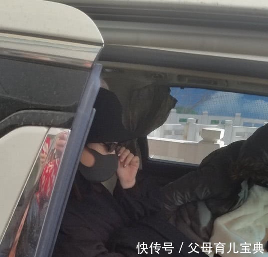 赵丽颖产后首现身,升级妈妈的她穿一身黑衣出