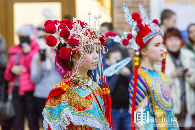 中俄城市携手喜迎中国\＂年\＂ 俄罗斯市民写\＂福\＂接财神