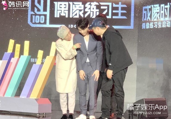 说回现在,还是《偶练》的发布会,葛福鸿一直在和张艺兴说话