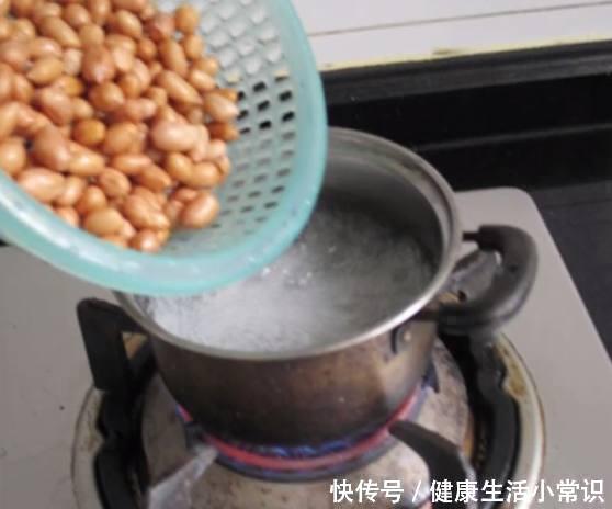 懒人速减妙招,花生和它泡着吃,3天排毒治便秘,20天瘦25斤,用