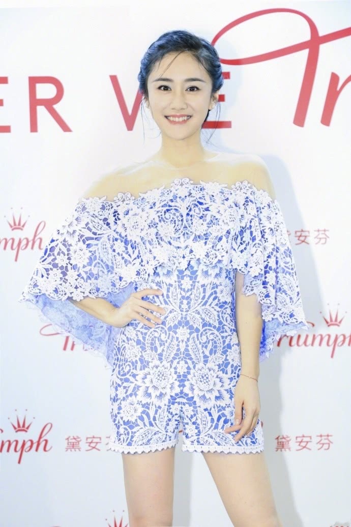 刘芸穿荷叶边一字肩连体裤玩性感,可大家的注意力却在她的牙齿上