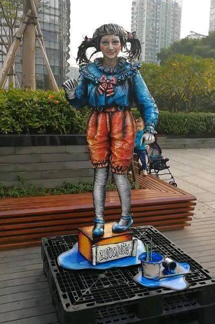 搞笑图片幽默段子笑话:哈哈,电瓶车咋挂到树上