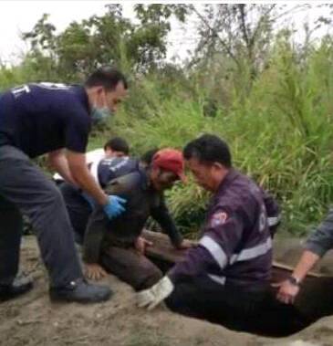 男子山上砍柴路过坟地,听到里面传来哭声,走近