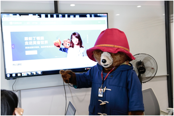 帕丁顿熊入职有道精品课,女神爱丽丝老师带熊