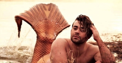 男子痴迷美人鱼,花了8000元做鱼尾变成美人鱼