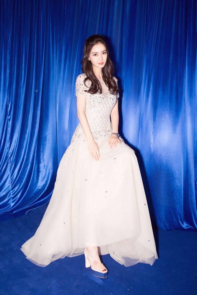 赵丽颖高定礼裙 t016f56f20f4436c2a5.jpg?size=640x960