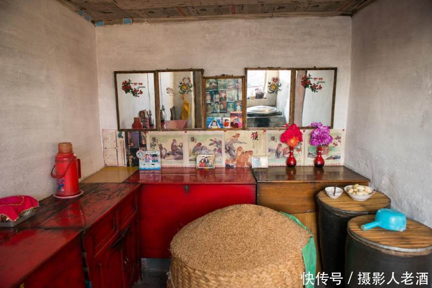 实拍当代农村的家庭摆设,大脑袋的电视是农民