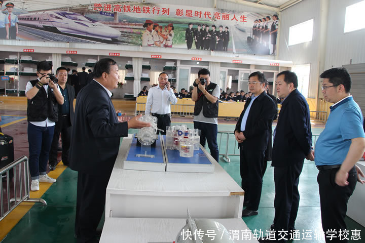 贵州省遵义市播州区教育局领导来华山教育集团