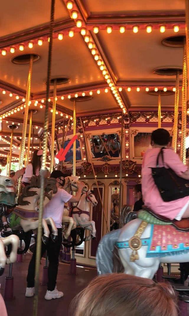 黄晓明全家出游,杨颖化身带娃小能手,儿子小海