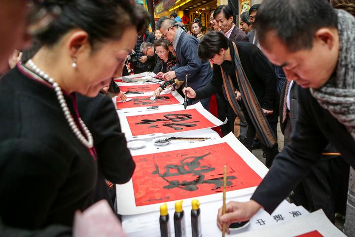 看世界丨普京\"狗狗年历\"庆中国狗年 巴黎\"包拯\"抢镜头