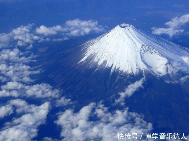 日本第一高峰富士山海拔3776米,是一座对称